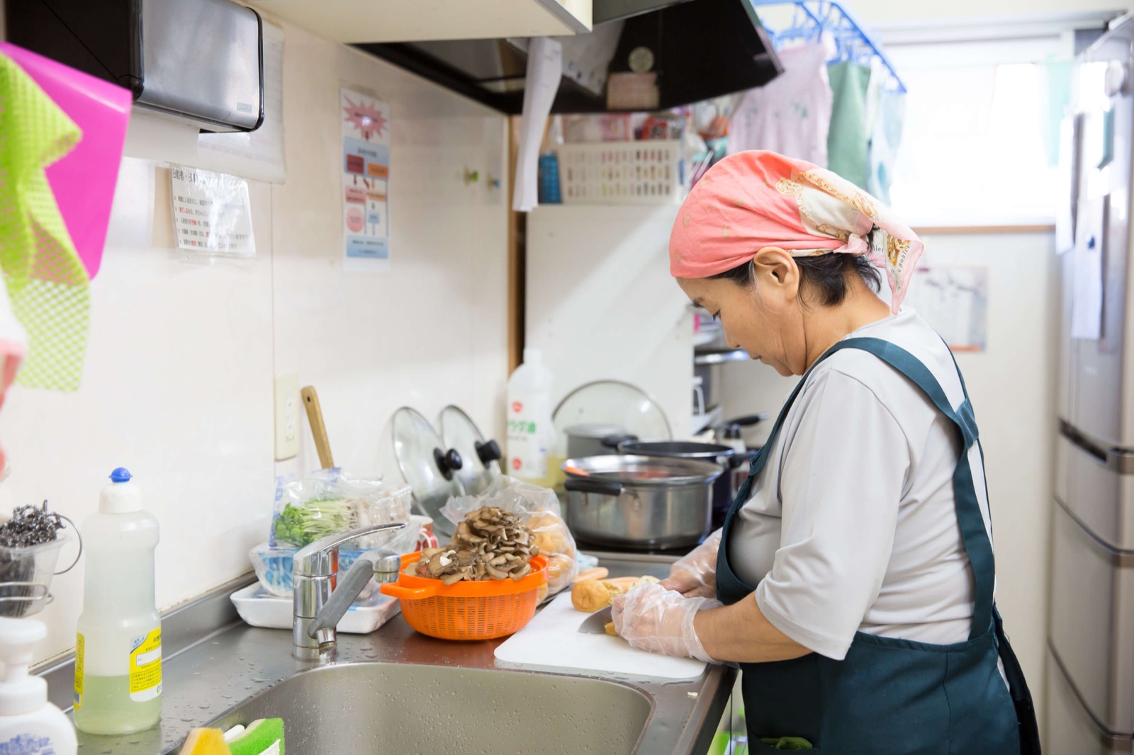 厨房で食事の下ごしらえをするスタッフ