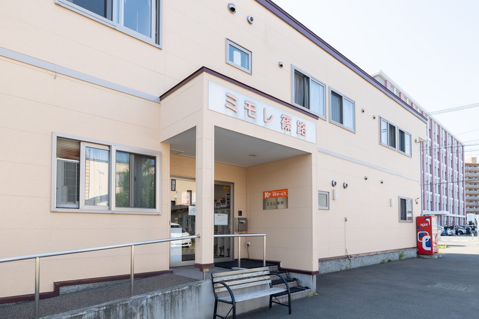 ミモレ篠路の外観。玄関の上に「ミモレ篠路」の看板