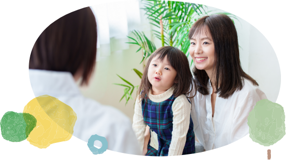 スタッフに相談する親子の様子